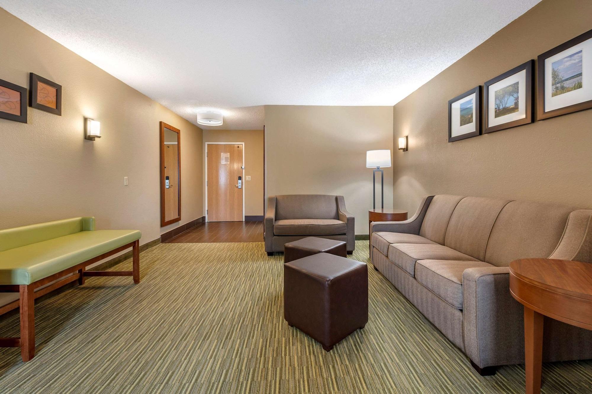 Comfort Suites North Elkhart Exterior photo